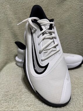 Nike Men’s White and Black Low-Profile Sneaker